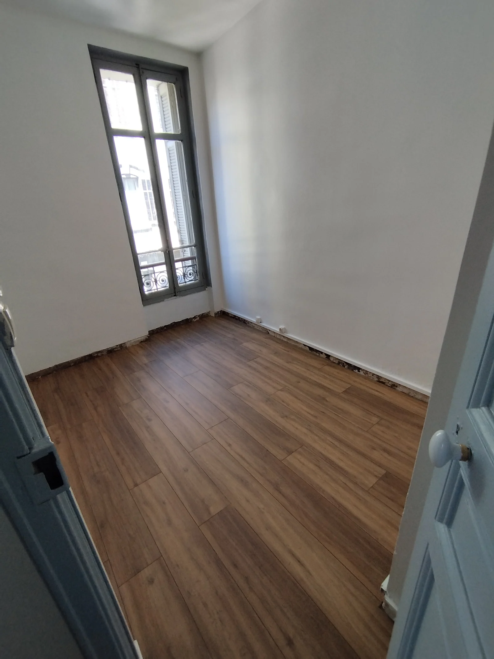 Sol stratifié effet bois posé dans une chambre à Marseille 13003