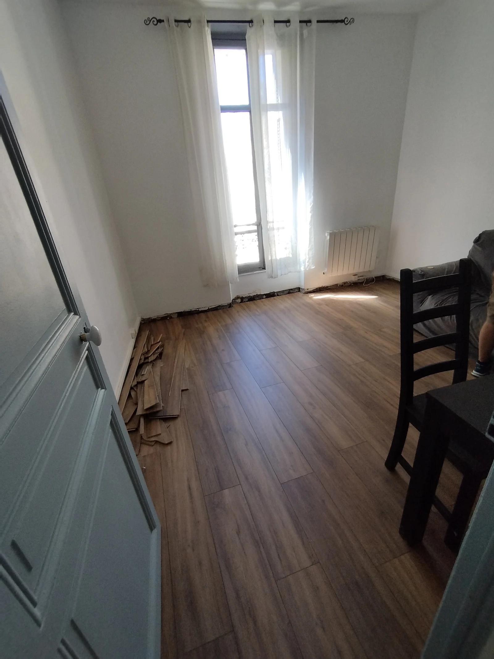 Sol stratifié effet bois dans une pièce de vie à Marseille 13003