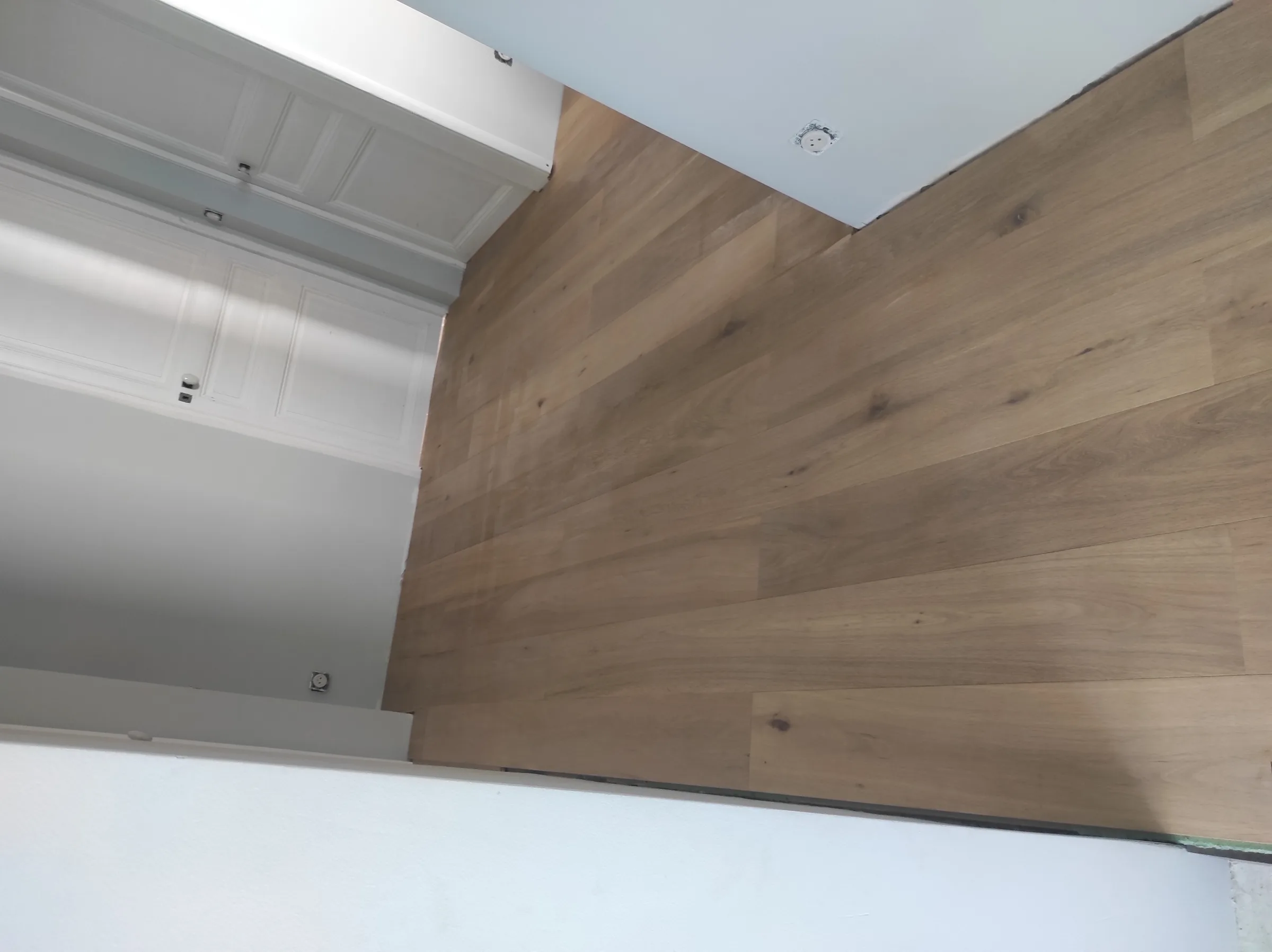Détail du parquet bois clair posé entre les pièces de la maison à Nice