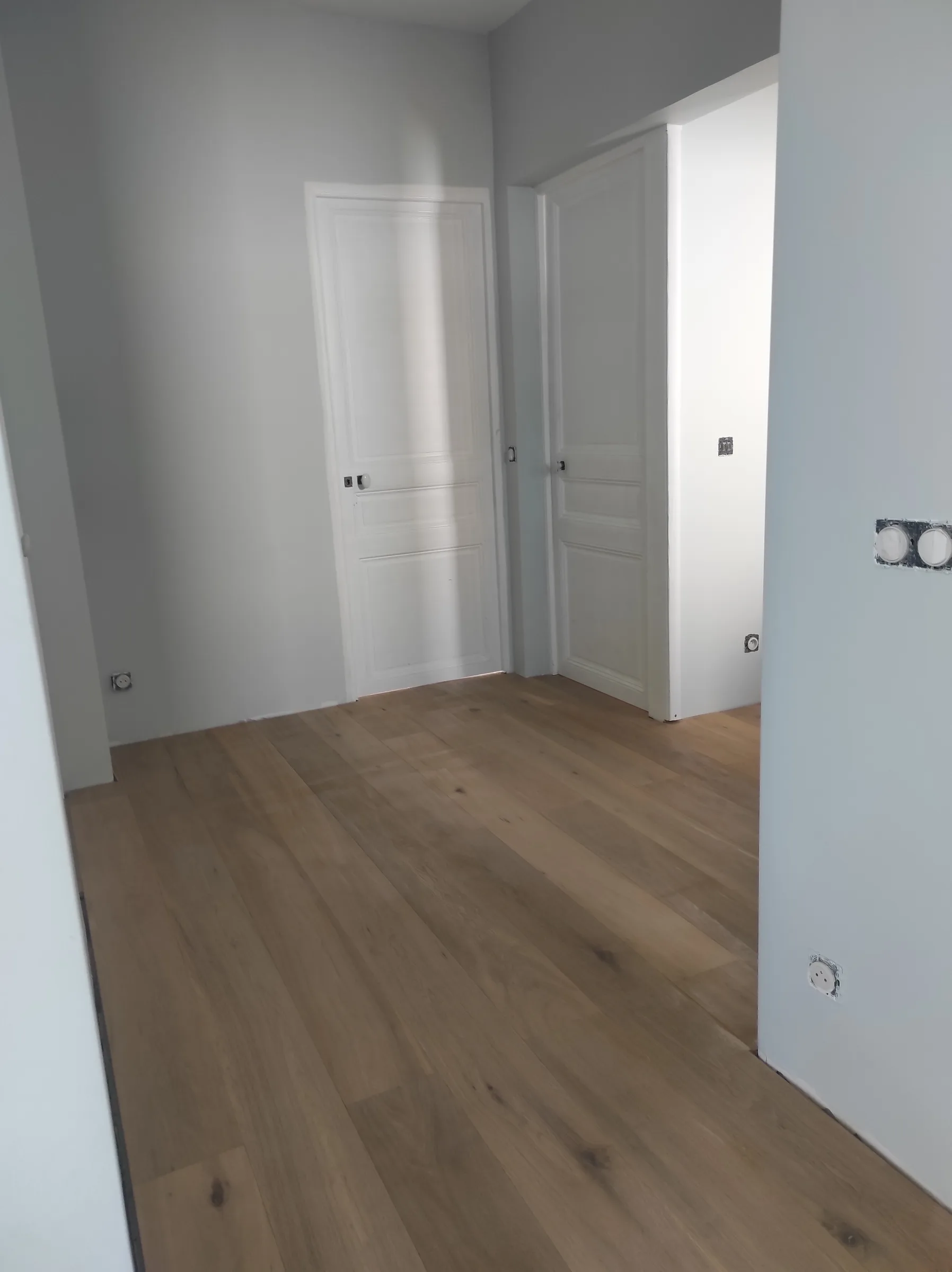 Parquet bois clair posé dans un passage du rez-de-chaussée à Nice
