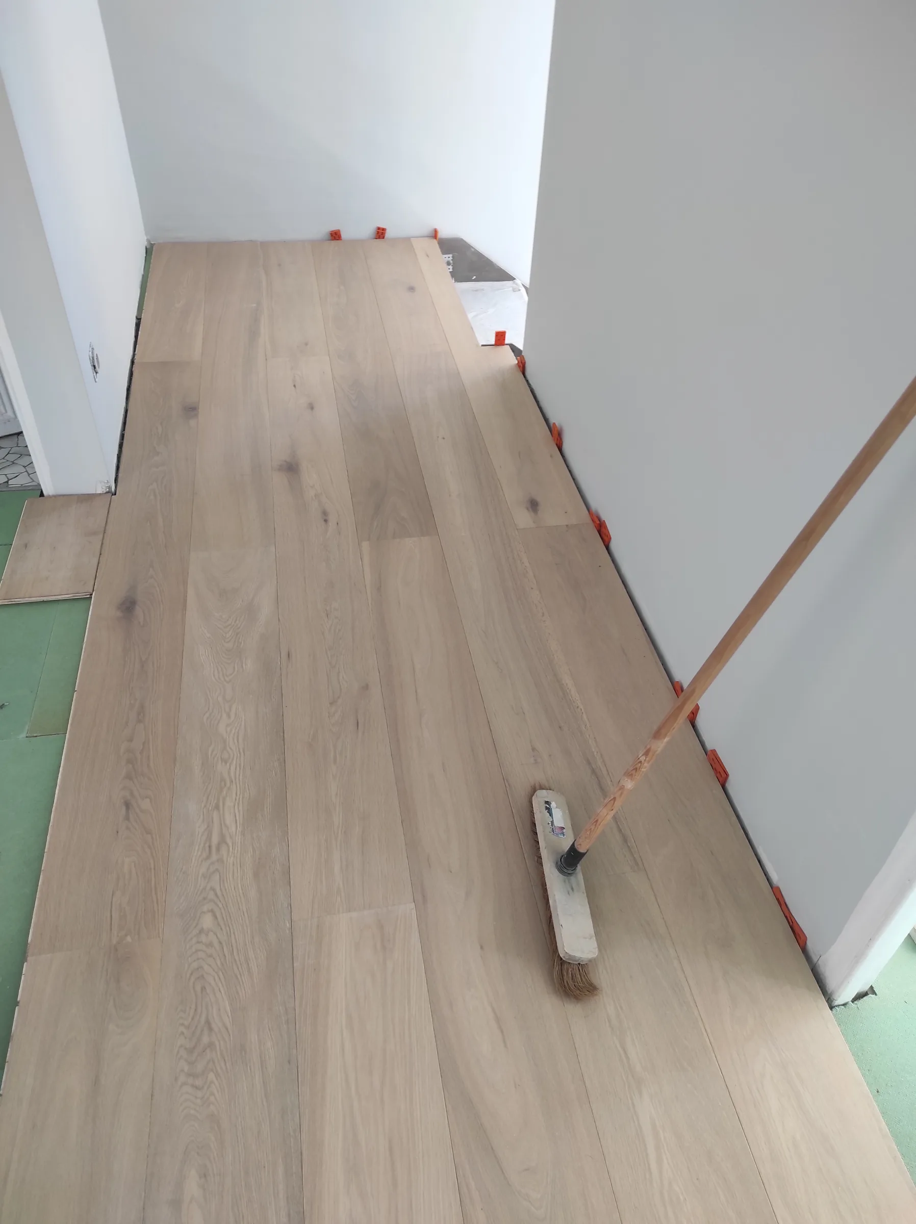 Pose du parquet bois clair avec jeux périphériques dans la maison à Nice