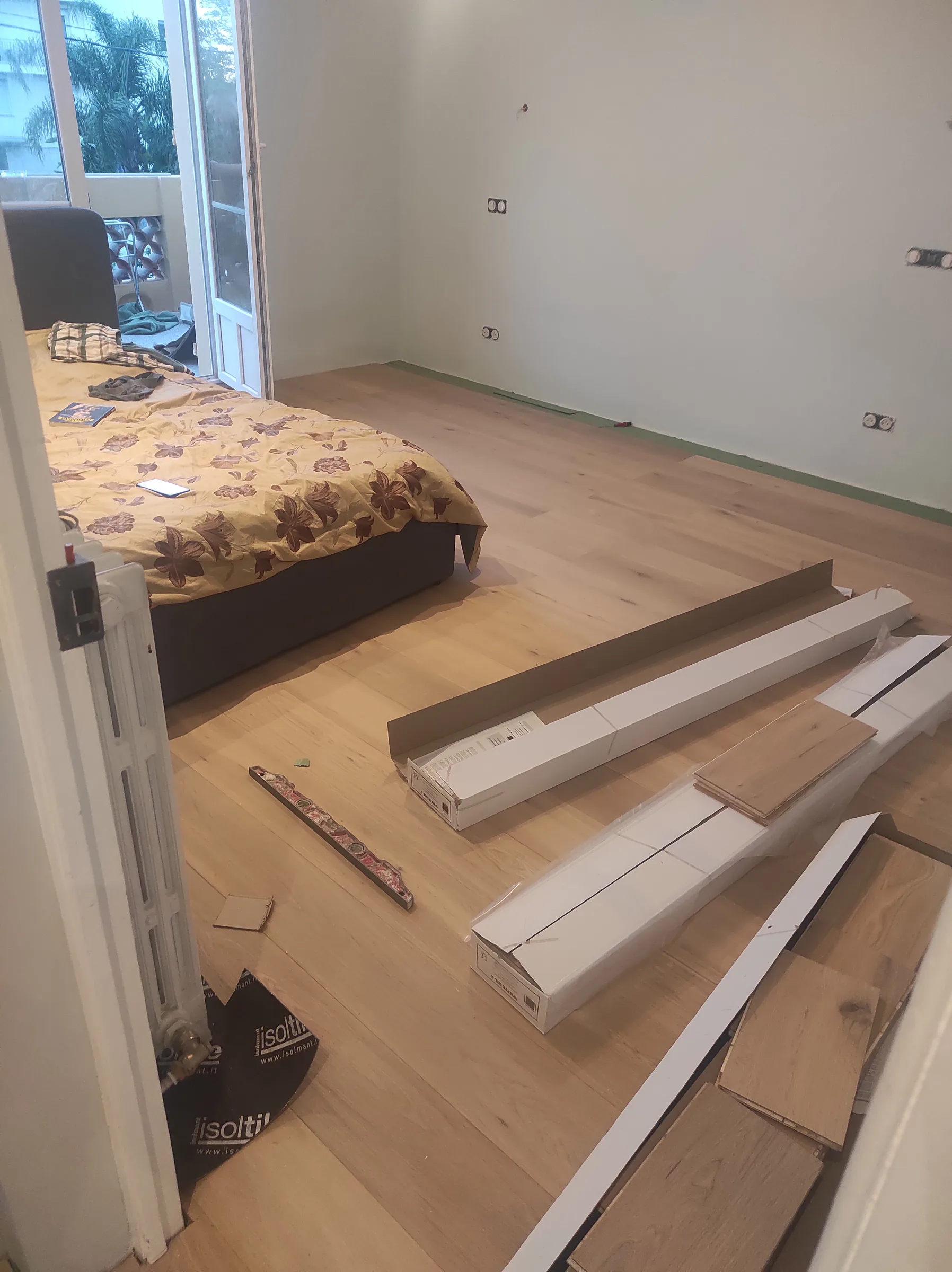 Chantier de parquet en cours dans une chambre de la maison à Nice