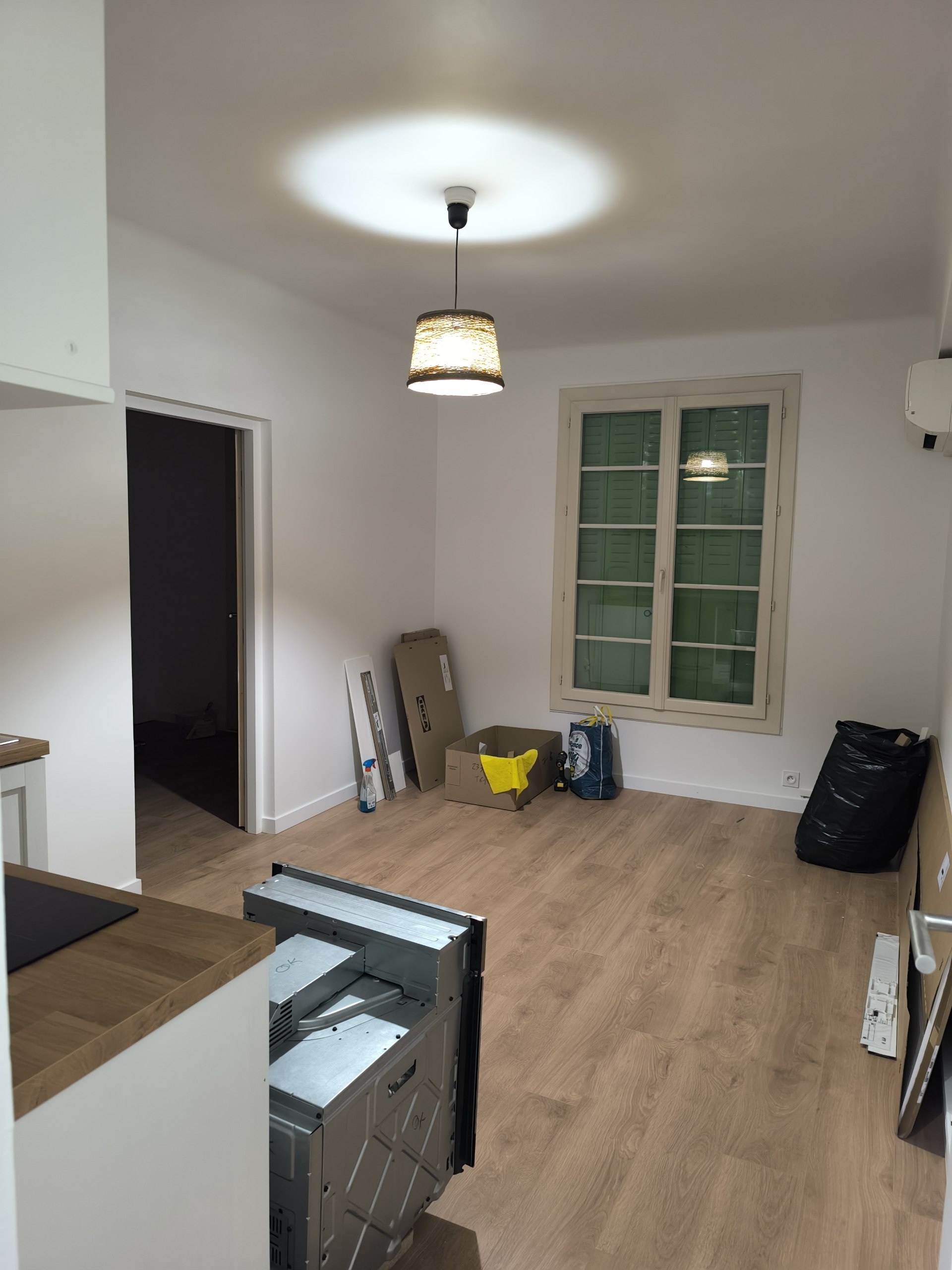 Sol stratifié effet bois et plinthes blanches posés dans un appartement à Marseille 13004