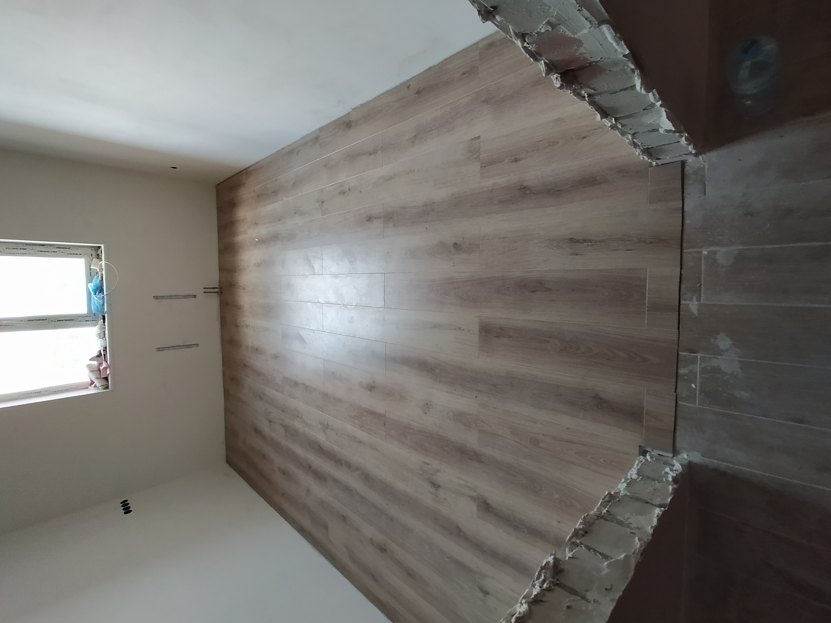 Sol stratifié posé dans une pièce en rénovation sur un chantier LIGNÉRA