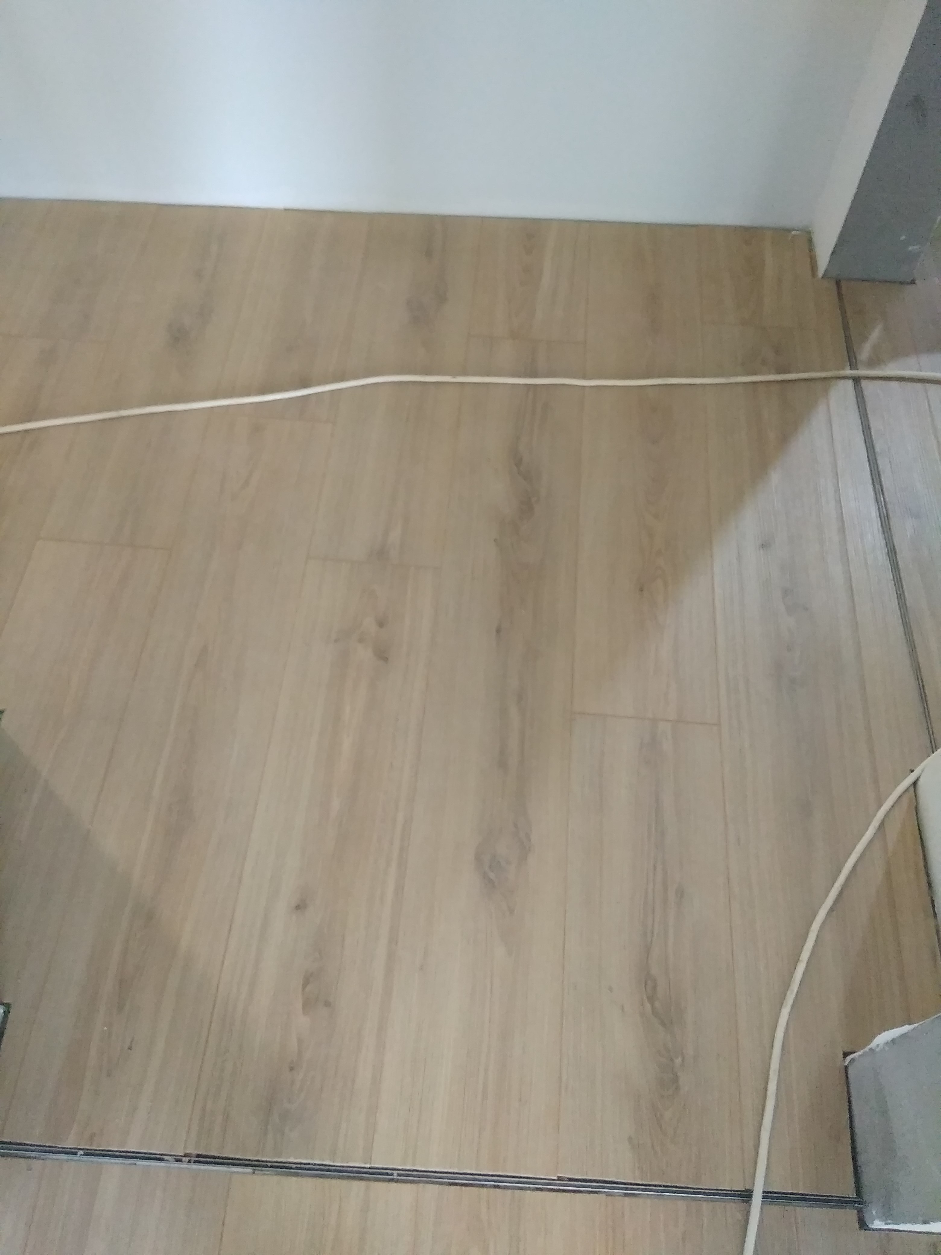 Détail des raccords d’un sol stratifié sur un chantier LIGNÉRA