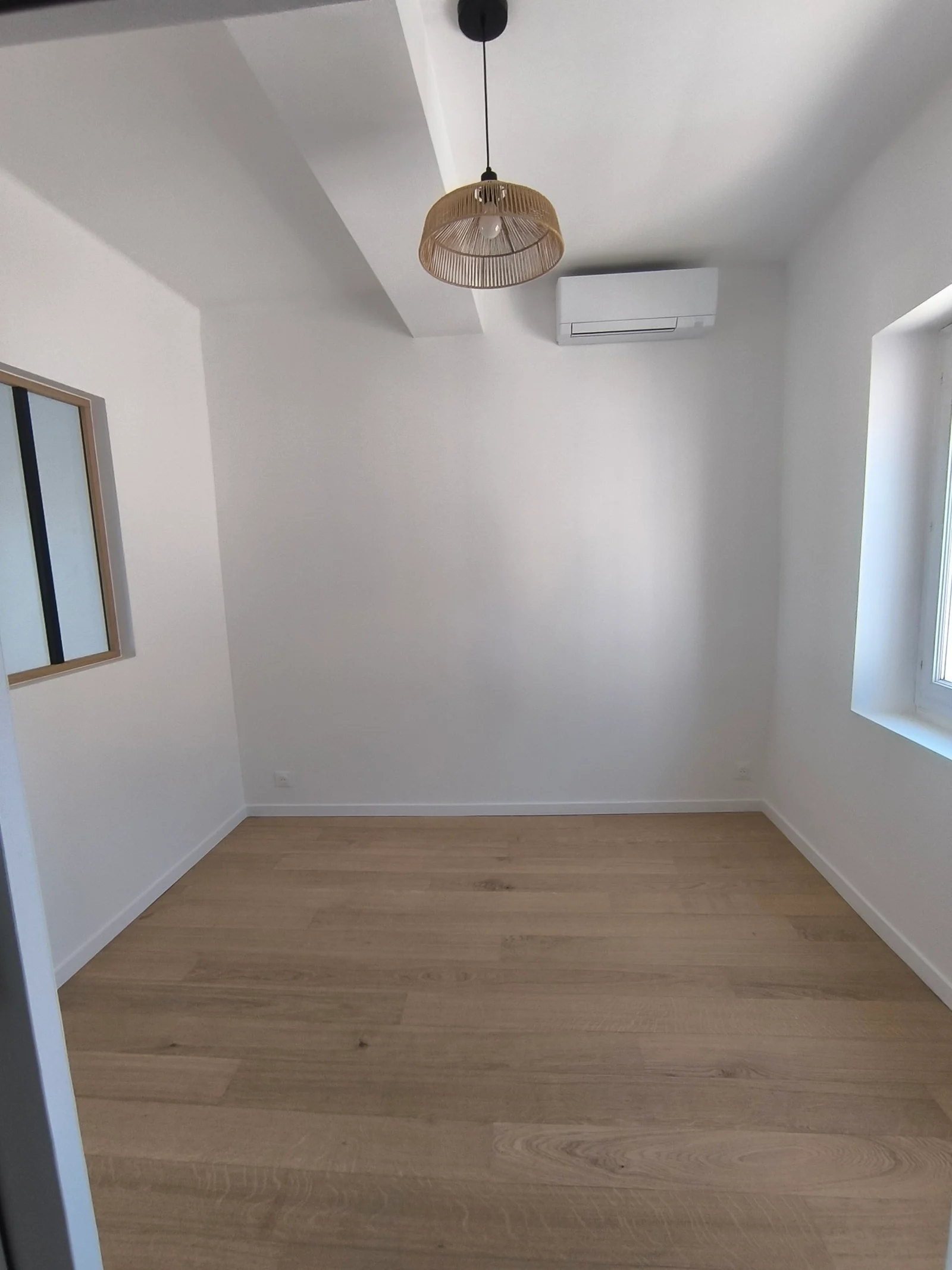 Parquet contrecollé finition chêne naturel dans une chambre à Bandol