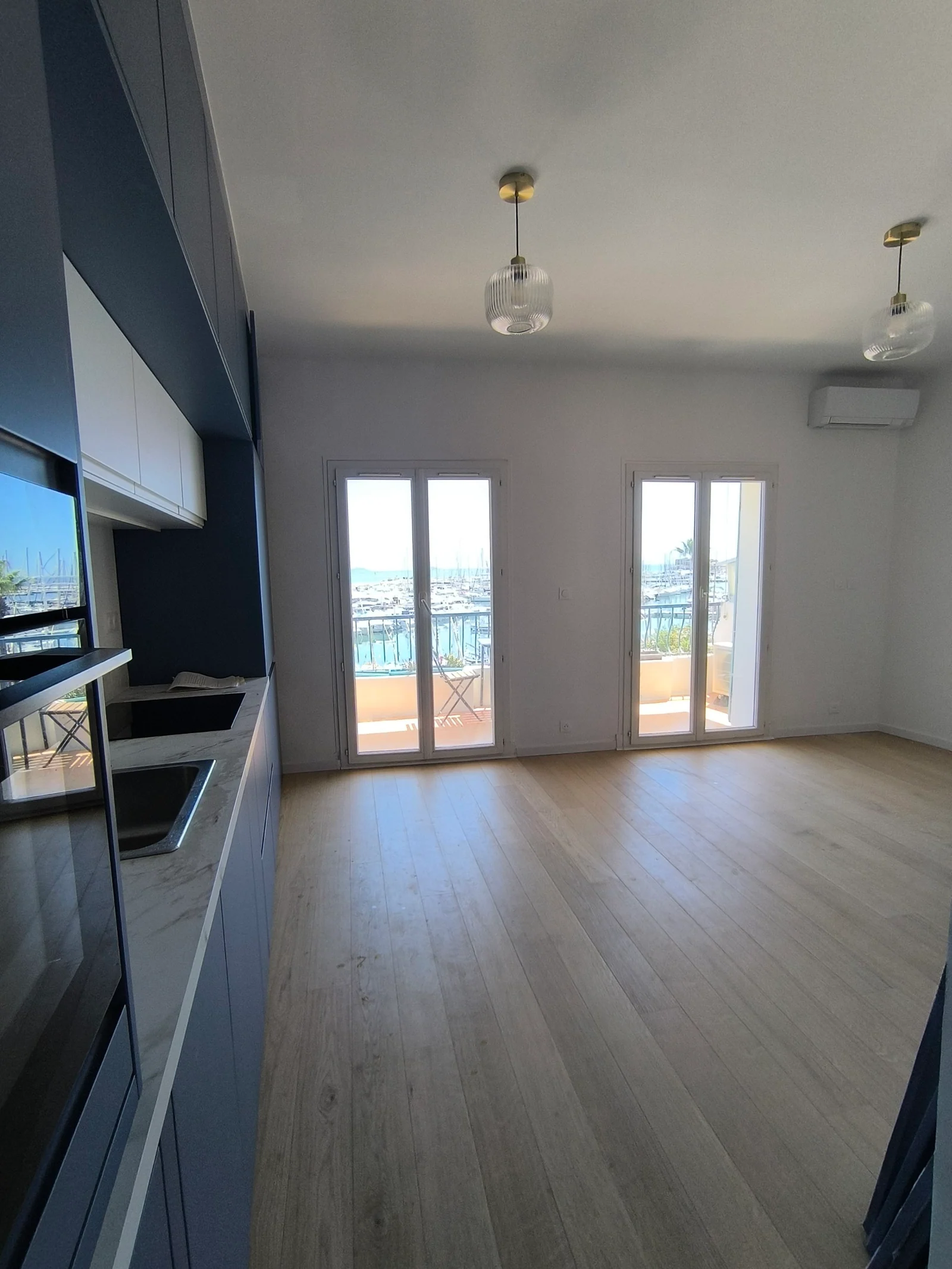 Parquet contrecollé en chêne naturel posé dans la pièce de vie d’un appartement à Bandol