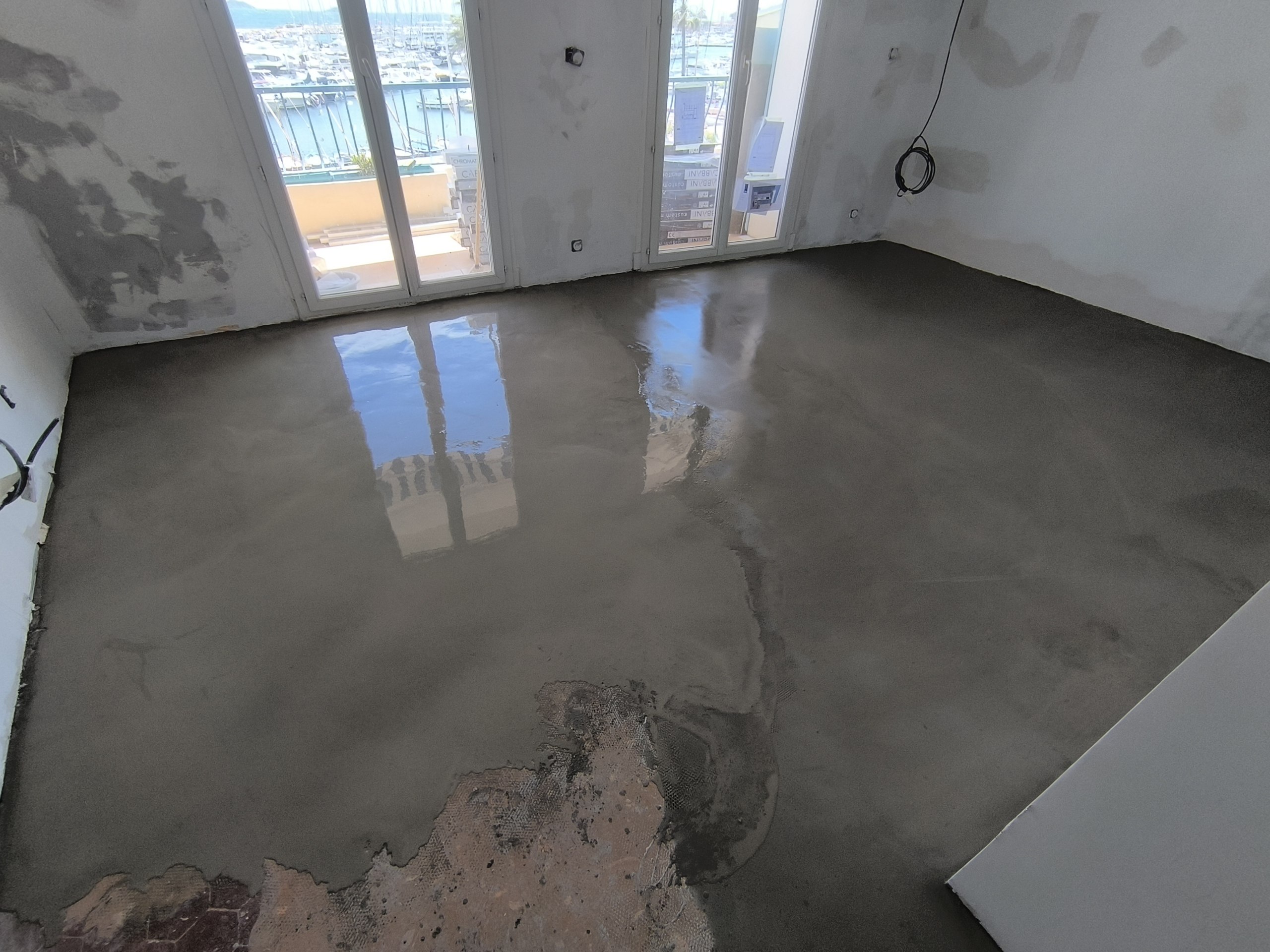 Préparation et mise à niveau du sol dans la pièce principale à Bandol