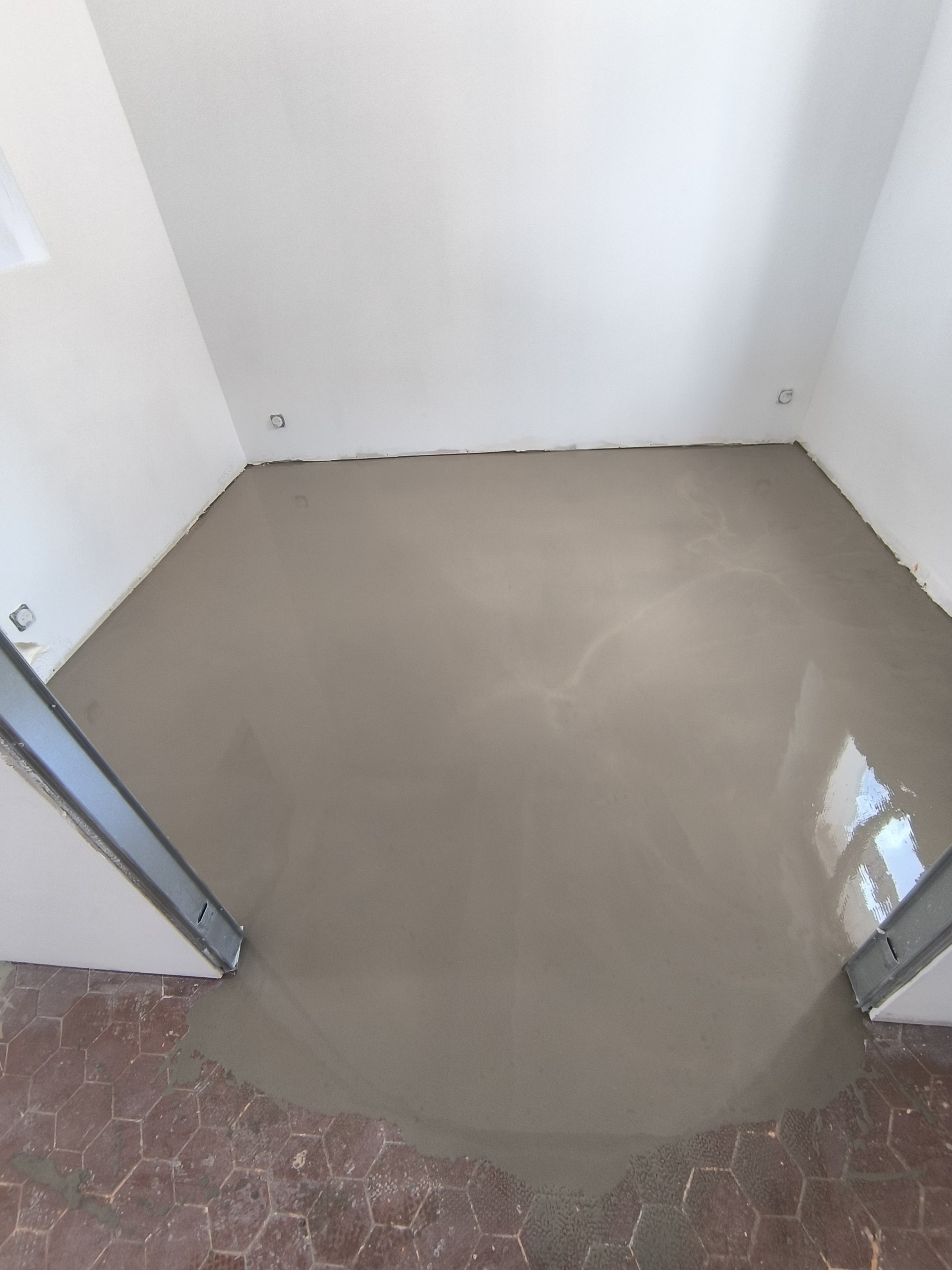Ragréage du sol dans une chambre avant la pose du parquet à Bandol